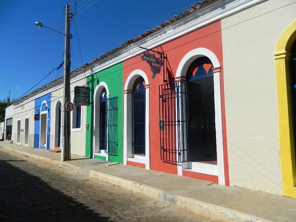 Casario colonial colorido no centro histórico de Pedro II, com portas e janelas em arco